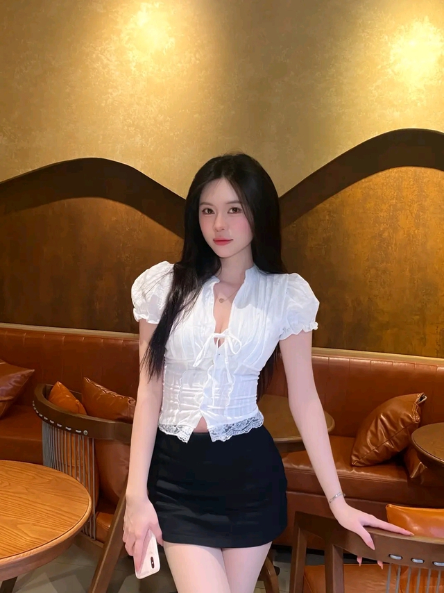 Khoe eo thon sành điệu cùng kiểu áo buộc dây trước- Ảnh 6.