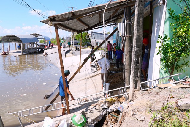 Sạt lở li&ecirc;n tiếp tại C&agrave; Mau, đường s&aacute; v&agrave; nh&agrave; cửa người d&acirc;n nằm dưới s&ocirc;ng- Ảnh 6.