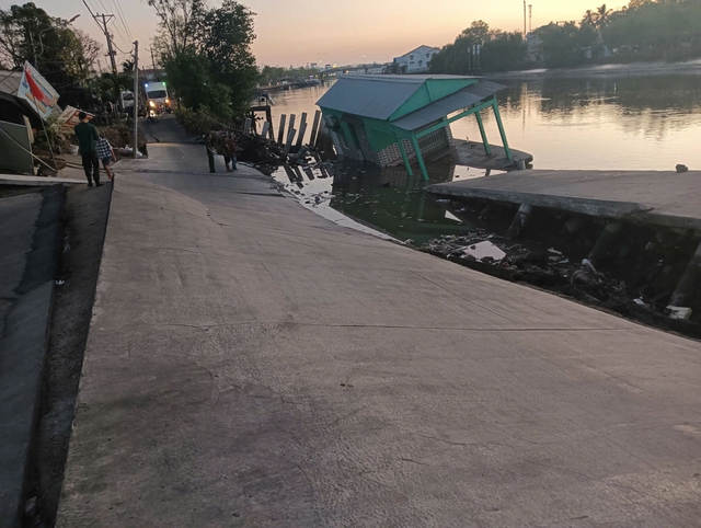 Sạt lở tại C&agrave; Mau, 60 m&eacute;t lộ nứt to&aacute;c trượt xuống s&ocirc;ng - Ảnh 2.