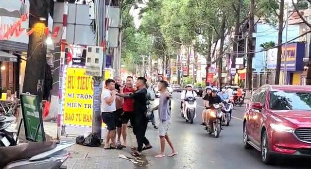 Đồng Nai: Xử l&yacute; 4 thanh ni&ecirc;n đ&aacute;nh nhau giữa đường sau va chạm giao th&ocirc;ng- Ảnh 1.