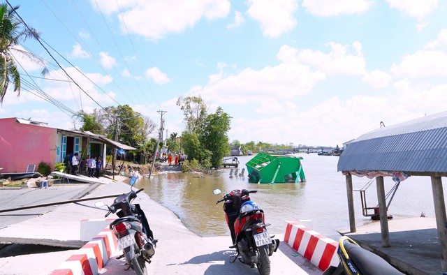 Sạt lở li&ecirc;n tiếp tại C&agrave; Mau, đường s&aacute; v&agrave; nh&agrave; cửa người d&acirc;n nằm dưới s&ocirc;ng- Ảnh 8.