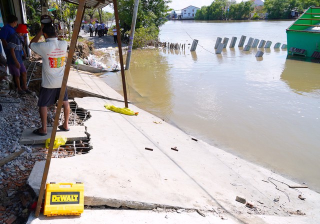Sạt lở li&ecirc;n tiếp tại C&agrave; Mau, đường s&aacute; v&agrave; nh&agrave; cửa người d&acirc;n nằm dưới s&ocirc;ng- Ảnh 9.
