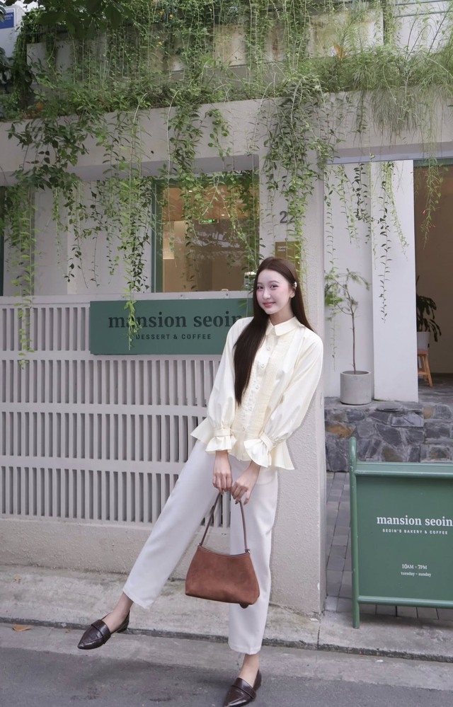 Nhẹ nhàng nhưng vẫn đủ nổi bật cùng áo blouse ngọt ngào- Ảnh 2.