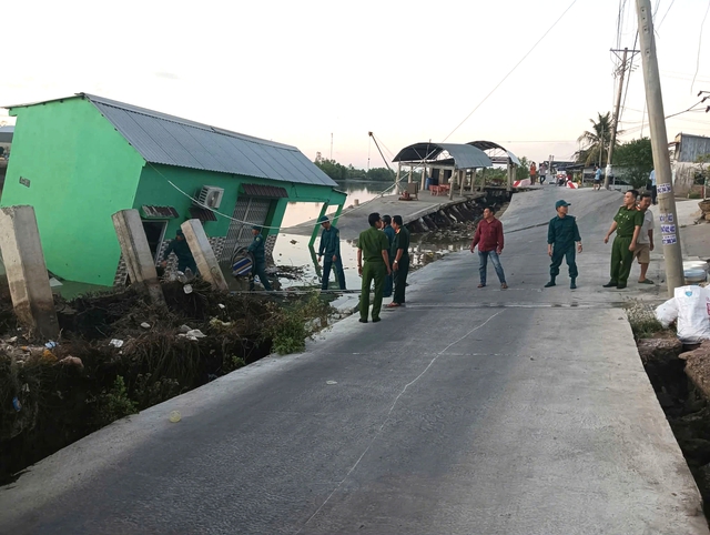 Sạt lở tại C&agrave; Mau, 60 m&eacute;t lộ nứt to&aacute;c trượt xuống s&ocirc;ng - Ảnh 3.