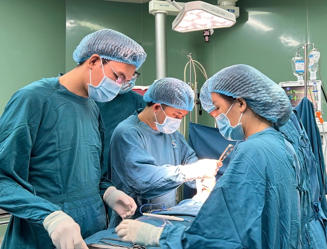 B&eacute; g&aacute;i 7 tuổi ở Quảng Ng&atilde;i mang b&uacute;i t&oacute;c gần 0,5 kg trong dạ d&agrave;y - Ảnh 1.