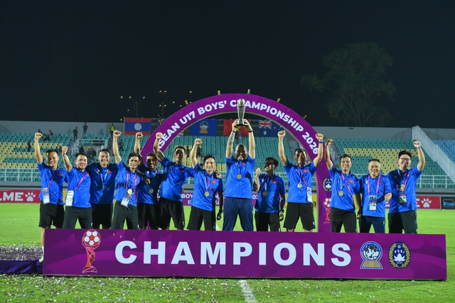 Chùm ảnh U.17 Việt Nam ăn mừng 'tẹt ga' cùng cúp vô địch Đông Nam Á 2026- Ảnh 7.