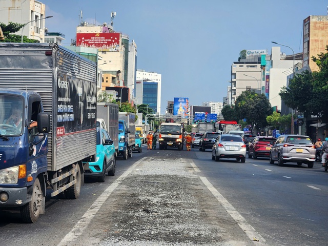 TP.HCM tháo dải phân cách đường Cộng Hòa, phân luồng đảo chiều- Ảnh 1.