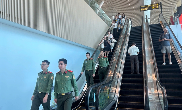 Lực lượng an ninh tỏa khắp s&acirc;n bay T&acirc;n Sơn Nhất trong ng&agrave;y cao điểm đầu ti&ecirc;n- Ảnh 4.