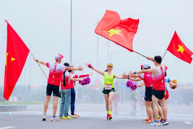 Gần 700 chiến sĩ c&ocirc;ng an c&ugrave;ng h&agrave;ng ngh&igrave;n VĐV tranh t&agrave;i giải chạy &yacute; nghĩa tại Nghệ An- Ảnh 4.