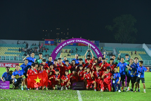 Chùm ảnh U.17 Việt Nam ăn mừng 'tẹt ga' cùng cúp vô địch Đông Nam Á 2026- Ảnh 5.