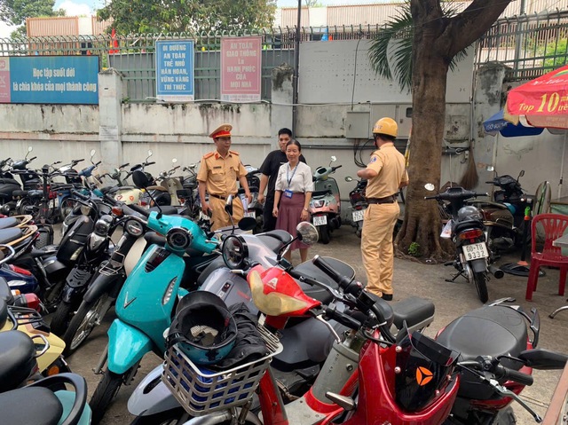 Nhầm xe m&aacute;y điện với xe đạp điện, nhiều học sinh bị phạt v&igrave; chưa đủ tuổi - Ảnh 3.