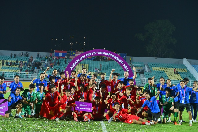 Chùm ảnh U.17 Việt Nam ăn mừng 'tẹt ga' cùng cúp vô địch Đông Nam Á 2026- Ảnh 6.