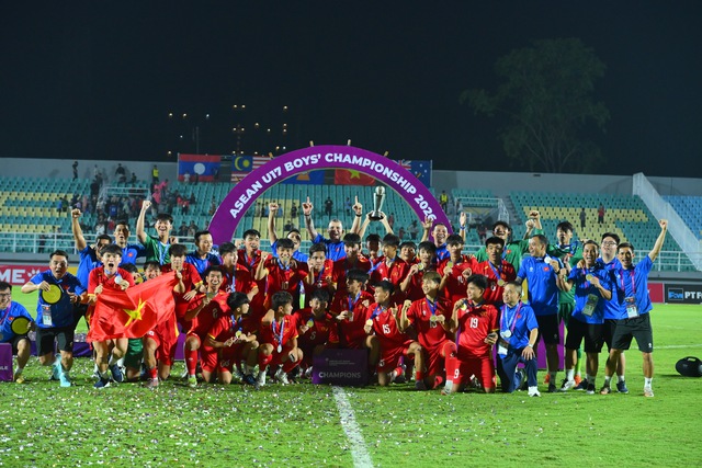 Chùm ảnh U.17 Việt Nam ăn mừng 'tẹt ga' cùng cúp vô địch Đông Nam Á 2026- Ảnh 3.
