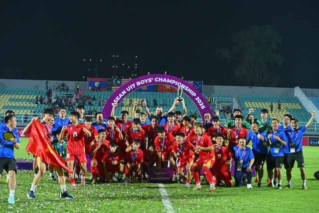 Chùm ảnh U.17 Việt Nam ăn mừng 'tẹt ga' cùng cúp vô địch Đông Nam Á 2026- Ảnh 2.