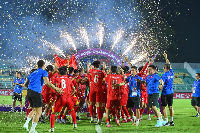 Chùm ảnh U.17 Việt Nam ăn mừng 'tẹt ga' cùng cúp vô địch Đông Nam Á 2026- Ảnh 1.