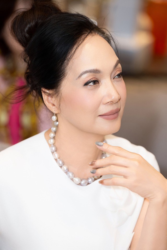 H&ocirc;n nh&acirc;n vi&ecirc;n m&atilde;n hơn 30 năm, NSND L&ecirc; Khanh chưa một lần mặc v&aacute;y cưới - Ảnh 2.