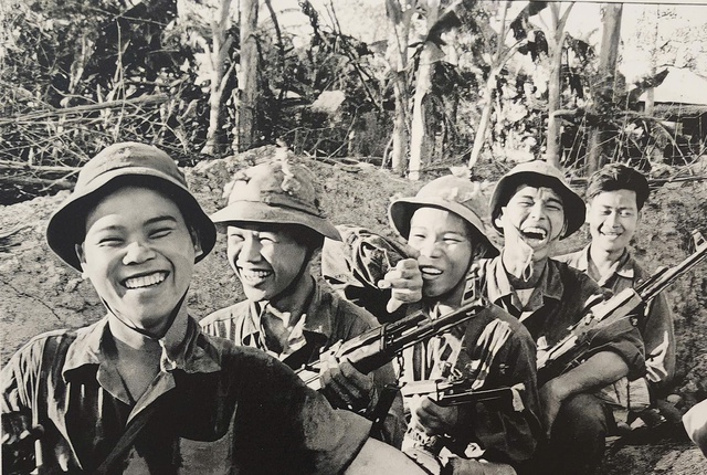 Nhớ 30.4 qua ảnh của nghệ sĩ L&acirc;m Hồng Long, Đo&agrave;n C&ocirc;ng T&iacute;nh

- Ảnh 3.