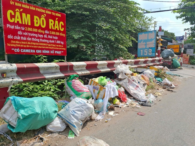 Đổ r&aacute;c ngay biển cấm- Ảnh 1.