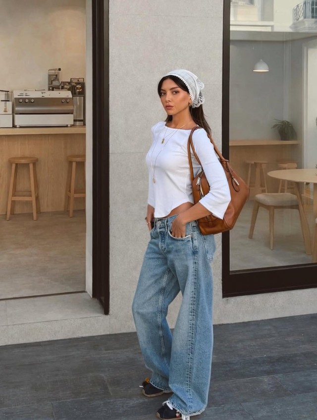 Dễ mặc, dễ phối - quần jeans ống rộng làm mới cả tủ đồ hè- Ảnh 1.