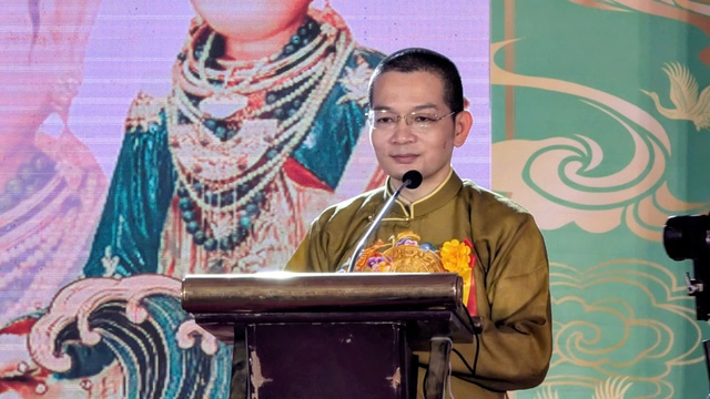 Gi&aacute;o sư sử học L&ecirc; Văn Lan bật kh&oacute;c trong lễ hội "B&aacute;ch thiện hiếu vi ti&ecirc;n" - Ảnh 4.