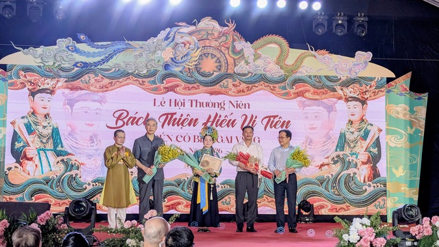 Gi&aacute;o sư sử học L&ecirc; Văn Lan bật kh&oacute;c trong lễ hội "B&aacute;ch thiện hiếu vi ti&ecirc;n" - Ảnh 7.