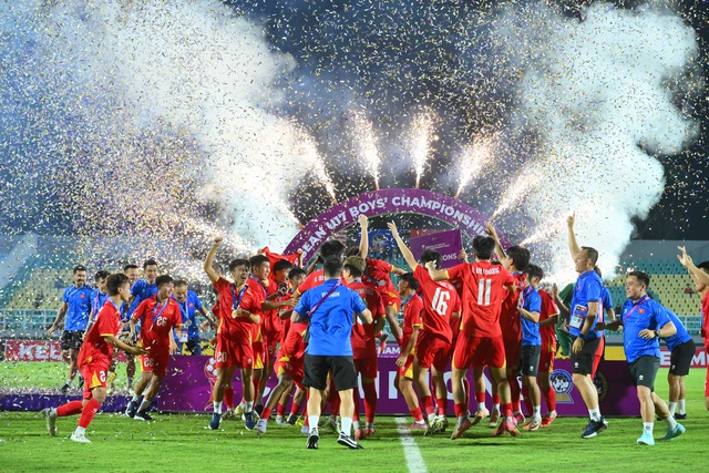 Chùm ảnh U.17 Việt Nam ăn mừng 'tẹt ga' cùng cúp vô địch Đông Nam Á 2026- Ảnh 4.