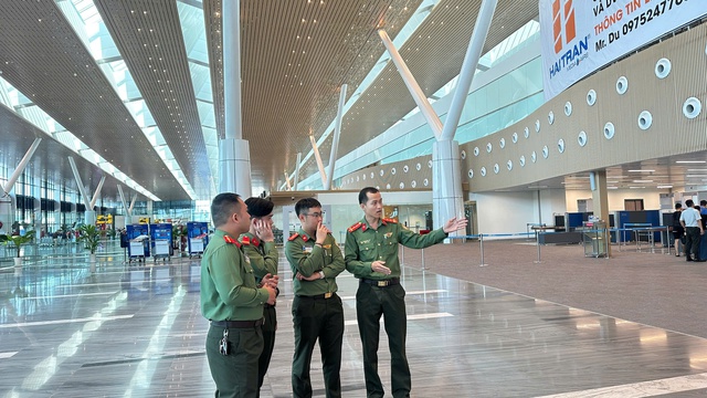 Lực lượng an ninh tỏa khắp s&acirc;n bay T&acirc;n Sơn Nhất trong ng&agrave;y cao điểm đầu ti&ecirc;n- Ảnh 2.