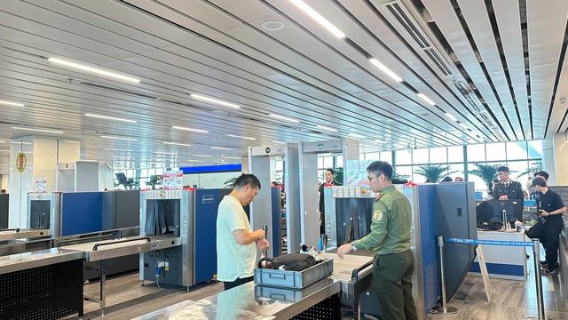 Lực lượng an ninh tỏa khắp s&acirc;n bay T&acirc;n Sơn Nhất trong ng&agrave;y cao điểm đầu ti&ecirc;n- Ảnh 3.