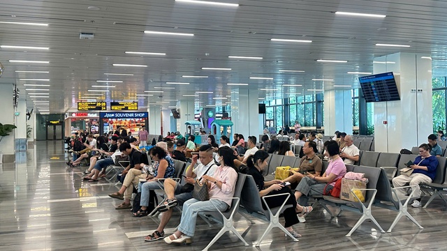 Lực lượng an ninh tỏa khắp s&acirc;n bay T&acirc;n Sơn Nhất trong ng&agrave;y cao điểm đầu ti&ecirc;n- Ảnh 1.