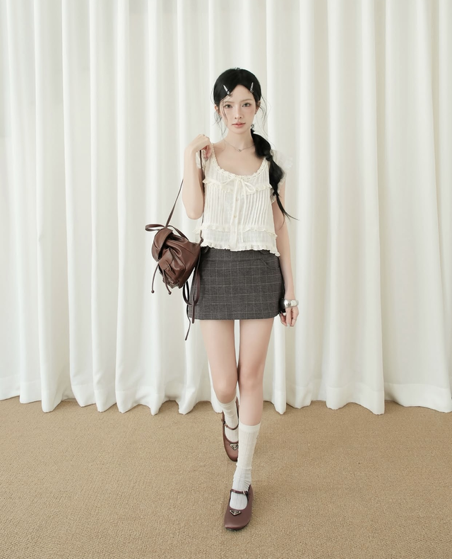 Yêu từ cái nhìn đầu tiên với chân váy ca rô cổ điển- Ảnh 6.