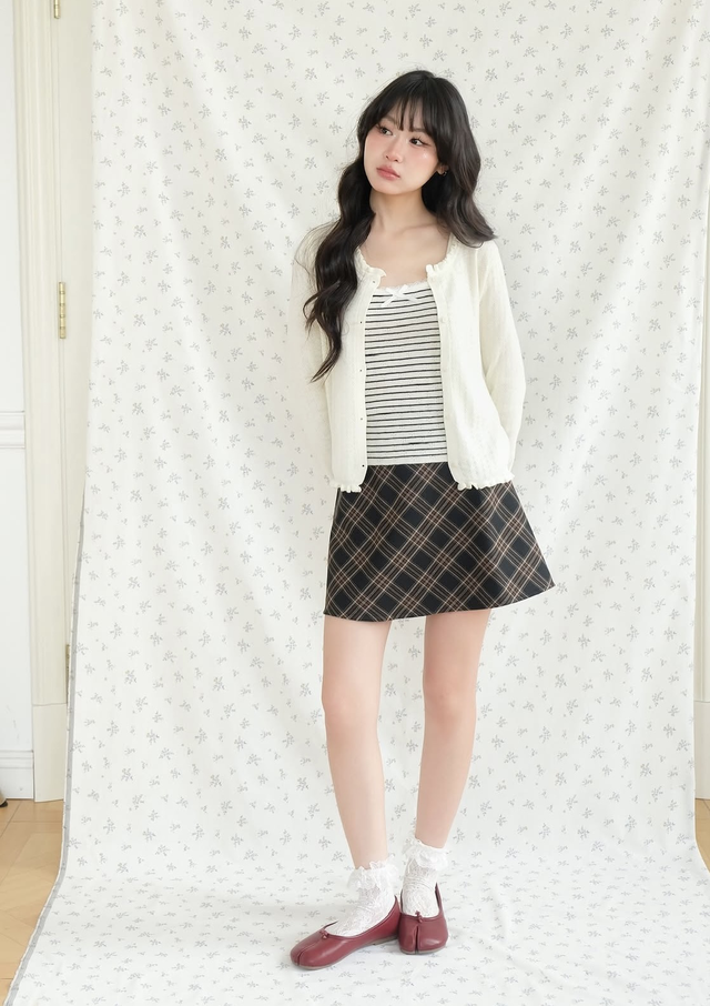 Yêu từ cái nhìn đầu tiên với chân váy ca rô cổ điển- Ảnh 8.