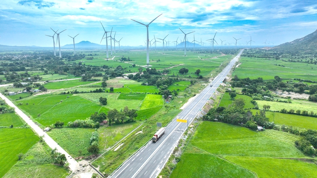 Đất nước qua những cung đường- Ảnh 1.