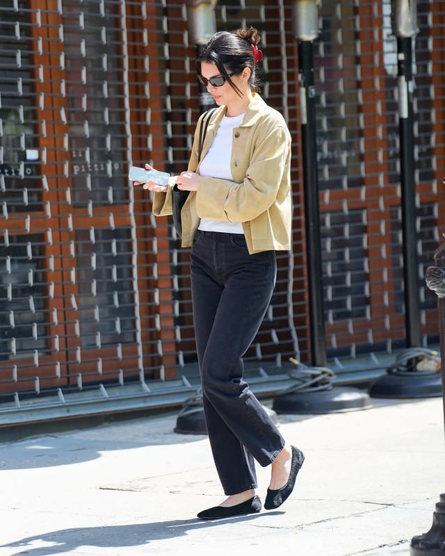 Những bộ trang phục sành điệu với quần jeans, giày búp bê theo phong cách Pháp- Ảnh 1.