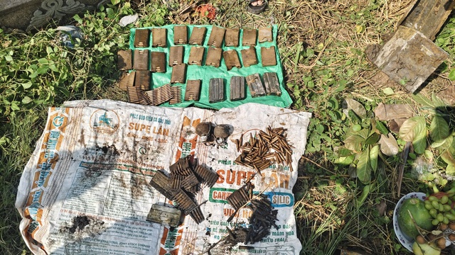 Cải t&aacute;ng mộ ph&aacute;t hiện 600 vi&ecirc;n đạn s&uacute;ng AR15, 2 quả lựu đạn c&ograve;n ng&ograve;i nổ- Ảnh 2.