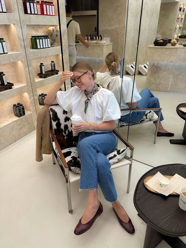 Những bộ trang phục sành điệu với quần jeans, giày búp bê theo phong cách Pháp- Ảnh 4.