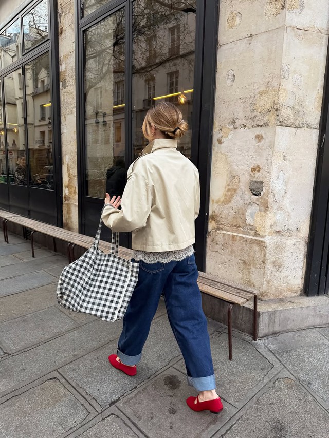 Những bộ trang phục sành điệu với quần jeans, giày búp bê theo phong cách Pháp- Ảnh 5.