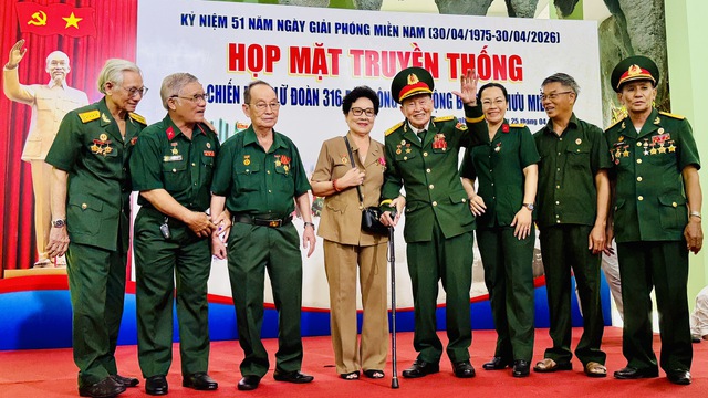 Huyền thoại t&igrave;nh b&aacute;o Tư Cang gần 100 tuổi vẫn mạnh khỏe đi họp mặt truyền thống- Ảnh 2.