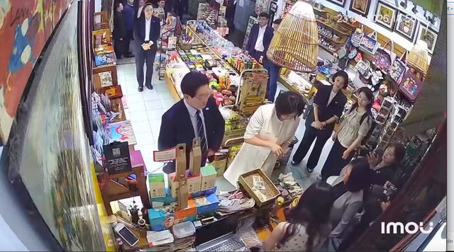 Tổng thống H&agrave;n Quốc mua đồ khui bia, con g&aacute;i cửa h&agrave;ng lưu niệm bất ngờ - Ảnh 1.