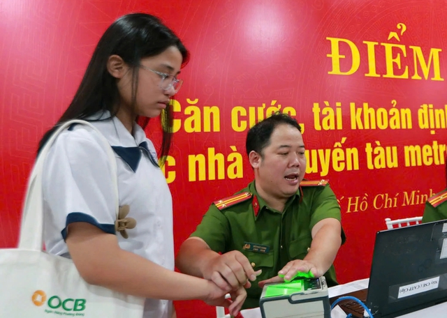 C&ocirc;ng an TP.HCM ưu ti&ecirc;n cấp định danh điện tử cho học sinh cuối cấp- Ảnh 1.