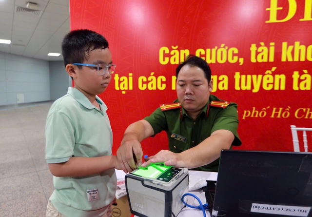 Chi tiết 59 điểm cấp thẻ căn cước cho học sinh cuối cấp ở TP.HCM - Ảnh 1.