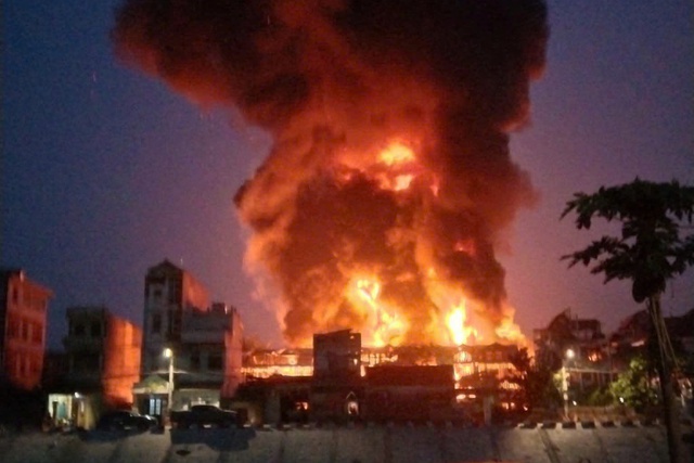 H&agrave; Nội: Xưởng sơn ch&aacute;y 2 tiếng chưa tắt, kh&oacute;i lửa đỏ rực một g&oacute;c trời - Ảnh 1.