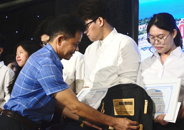 Trao học bổng Nguyễn Thái Bình cho sinh viên nghèo hiếu học tỉnh Quảng Ngãi- Ảnh 2.