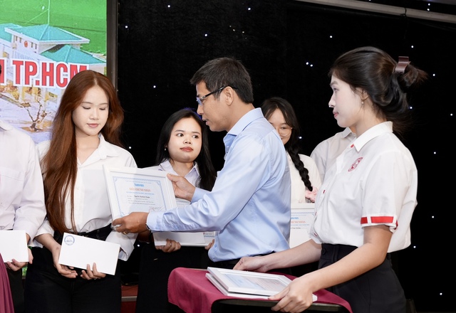 Trao học bổng Nguyễn Thái Bình cho sinh viên nghèo hiếu học tỉnh Quảng Ngãi- Ảnh 1.