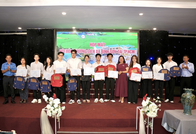 Trao học bổng Nguyễn Thái Bình cho sinh viên nghèo hiếu học tỉnh Quảng Ngãi- Ảnh 3.