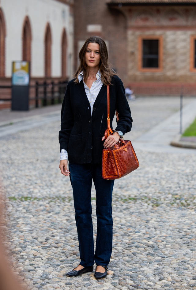 Những bộ trang phục sành điệu với quần jeans, giày búp bê theo phong cách Pháp- Ảnh 6.