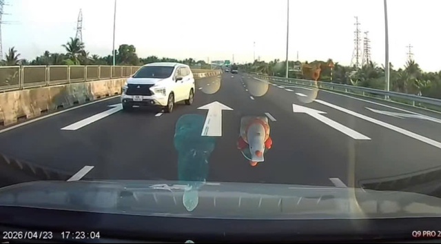 Bị phạt 35 triệu đồng v&igrave; chạy xe ngược chiều tr&ecirc;n cao tốc - Ảnh 1.