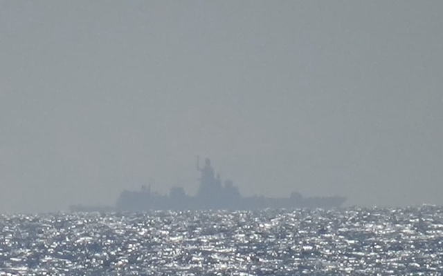 Nga điều tàu chiến hộ tống đội tàu nghi chở vũ khí? - Ảnh 1.