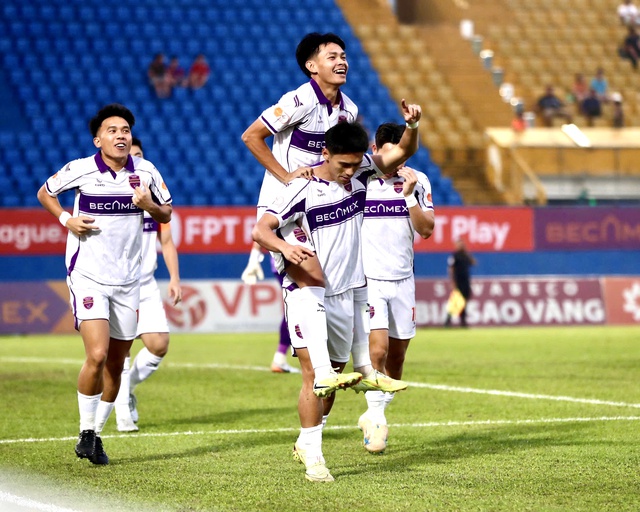 Việt Cường lại ghi điểm với thầy Kim, Becamex TP.HCM vẫn h&ograve;a tiếc nuối Nam Định- Ảnh 1.