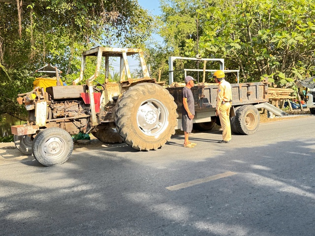 Chạy xe m&aacute;y c&agrave;y ra đường, t&agrave;i xế lẫn chủ xe bị CSGT phạt gần 90 triệu - Ảnh 1.