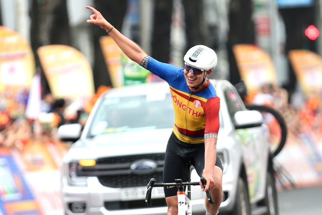 Tay đua Thụy Sĩ solo ấn tượng, gi&agrave;nh chiến thắng chặng C&uacute;p xe đạp truyền h&igrave;nh- Ảnh 1.